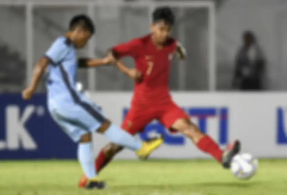 Pemain Timnas U-16 Indonesia Mochammad Faizal (kanan) berusaha melewati pemain Timnas Kepulauan Mariana Utara U-16 Oliver fajardo (kiri) pada laga kualifikasi Piala AFC U-16 2020 di Stadion Madya, Jakarta, Rabu (18/9/2019). Timnas U-16 Indonesia berhasil menang telak dengan skor 15-1 atas Mariana Ut