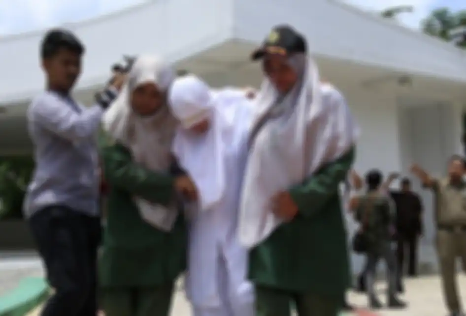 Pelanggar qanun syariat Islam yang ditangkap polisi syariat (WH) di hotel dan rumah makan di Banda Aceh karena terbukti melakukan ihktilat (bercumbu), dieksekusi cambuk di Taman Sari, pusat kota Banda Aceh, Kamis (19/9/2019). Sebanyak tiga pasangan terpidana pelanggar qanun syariat Islam itu masing-