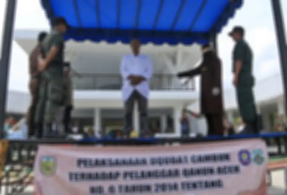 Pelanggar qanun syariat Islam yang ditangkap polisi syariat (WH) di hotel dan rumah makan di Banda Aceh karena terbukti melakukan ihktilat (bercumbu), dieksekusi cambuk di Taman Sari, pusat kota Banda Aceh, Kamis (19/9/2019). Sebanyak tiga pasangan terpidana pelanggar qanun syariat Islam itu masing-