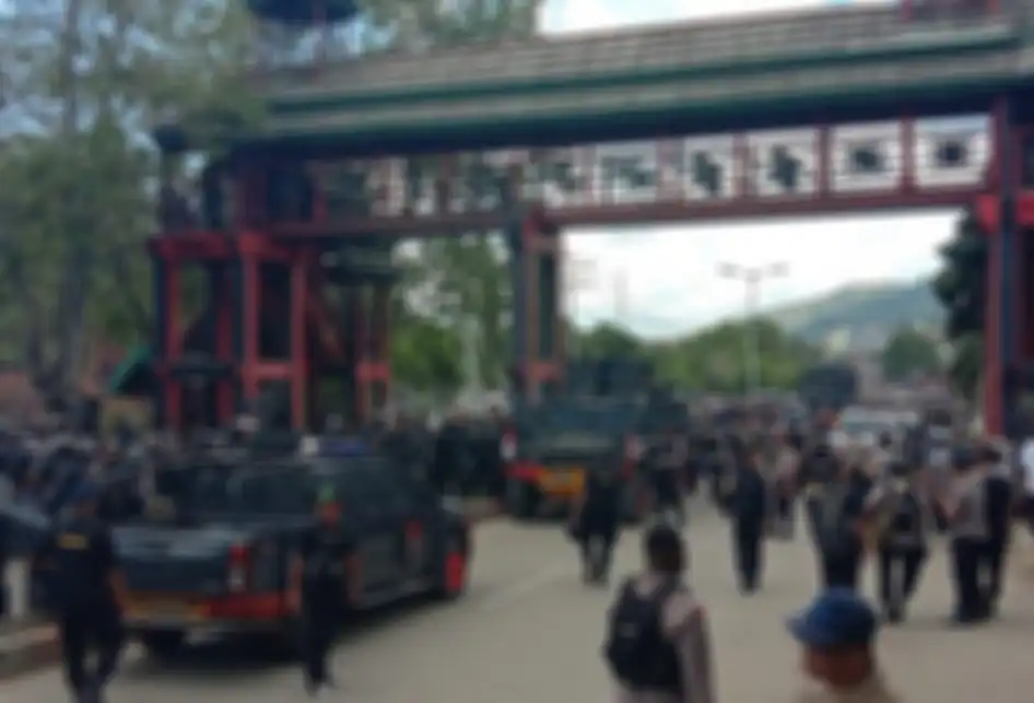 Sejumlah personel polisi berjaga di sebuah universitas di Jayapura, Papua, menyusul kerusuhan yang terjadi, Senin (23/9/2019) siang. Gubernur Papua Lukas Enembe menyebut terdapat korban jiwa dan luka-luka dari kerusuhan yang masih ditelusuri penyebabnya tersebut.