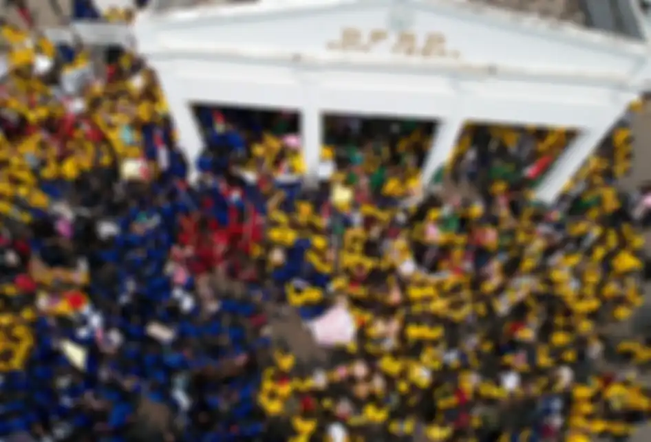Foto udara sejumlah mahasiswa yang tergabung dalam Aliansi Mahasiswa Tegal (AMT) berunjuk rasa di depan gedung DPRD Kota Tegal, Jawa Tengah, Selasa (24/9/2019). Pengunjuk rasa dari berbagai elemen mahasiswa di sejumlah perguruan tinggi di Kota/Kabupaten Tegal tersebut memaksa perwakilan DPRD Tegal i
