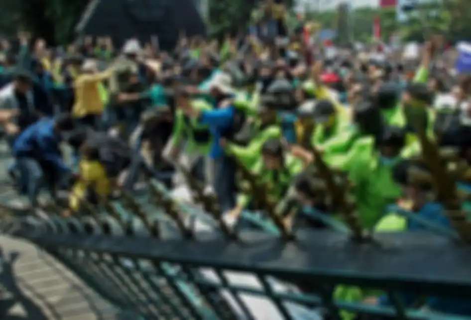 Mahasiswa dari berbagai perguruan tinggi merobohkan gerbang Gedung DPRD Jateng saat berunjuk rasa menolak UU KPK hasil revisi dan RUU KUHP, di Semarang, Jawa Tengah, Selasa (24/9/2019). Unjuk rasa yang diikuti ribuan mahasiswa itu menuntut dilakukannya peninjauan kembali atas UU KPK hasil revisi ke 