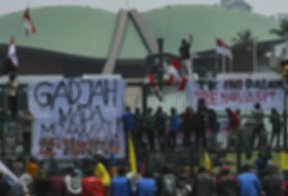 Sejumlah mahasiswa dari berbagai perguruan tinggi di Indonesia berunjuk rasa di depan gedung DPR, Jakarta, Selasa (24/9/2019). Aksi demonstrasi di DPR kembali digelar hari ini sebagai bentuk penolakan segala upaya pelemahan terhadap pemberantasan korupsi serta mendesak pemerintah dan DPR mencabut UU