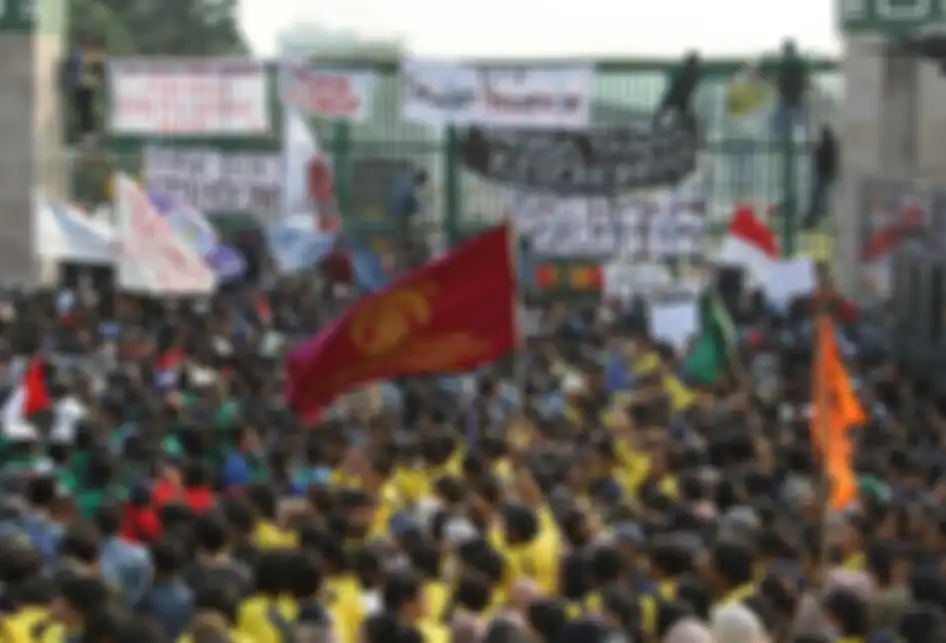 Banner bertuliskan Protes mahasiswa terpasang di Depan pagar Gedung DPR/MPR, Jalan Gatot Subroto, Senayan, Jakarta Pusat, Senin (23/9/2019). Mereka menolak pengesahan RKUHP.