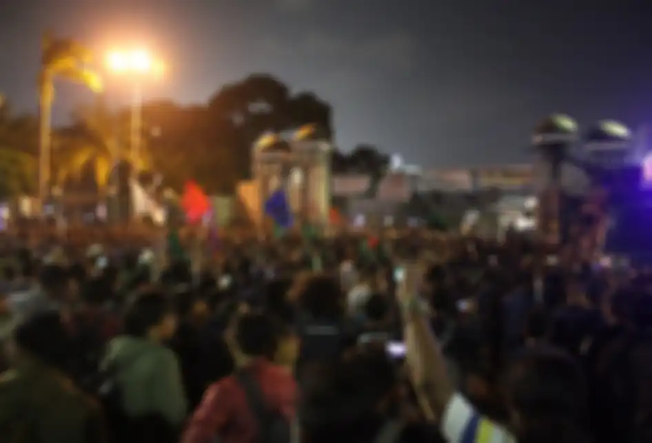 Mahasiswa menyampaikan orasi di Depan Gedung DPR/MPR, Jalan Gatot Subroto, Senayan, Jakarta Pusat, Senin (23/9/2019).