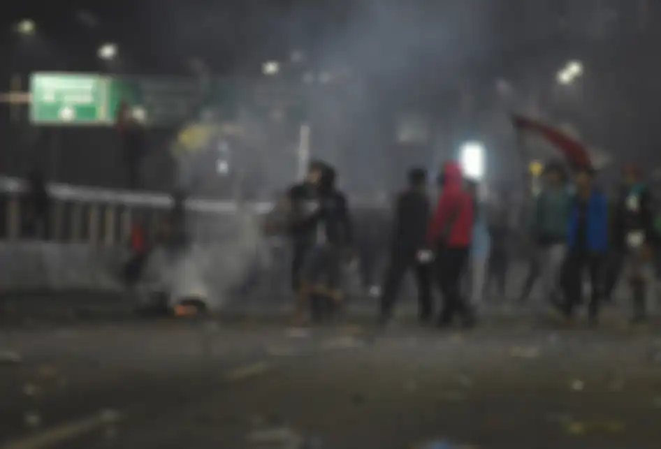 Mahasiswa dari berbagai elemen melakukan unjuk rasa di depan Gedung Parlemen, Senayan, Jakarta, Selasa (24/9/2019). Demo mahasiswa yang berlangsung di depan Gedung DPR sejak tadi pagi berakhir ricuh, suasana tidak kondusif terjadi sejak sore hingga malam hari.