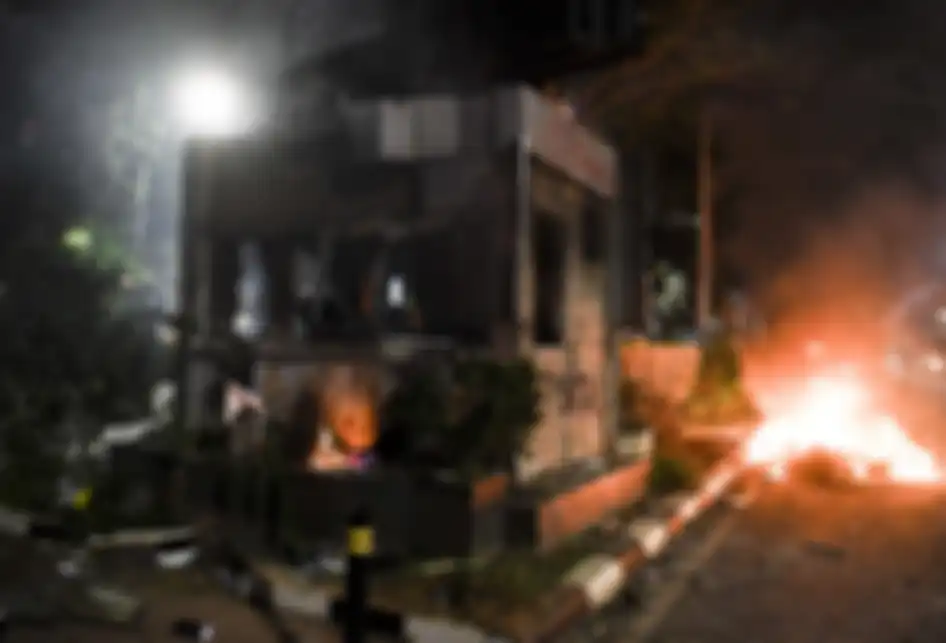Pos Polisi dibakar saat aksi menolak UU KPK yang berakhir ricuh di Jalan Gerbang Pemuda, Senayan, Jakarta, Selasa (24/9/2019). Demo mahasiswa yang berlangsung di depan Gedung DPR sejak tadi pagi berakhir ricuh, suasana tidak kondusif terjadi sejak sore hingga malam hari.