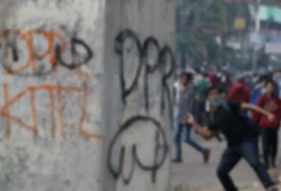 Sejumlah pelajar terlibat kerusuhan di kawasan Palmerah, Jakarta, Rabu (25/9/2019). Mereka membakar sejumlah sepeda motor di depan pos polisi Palmerah.