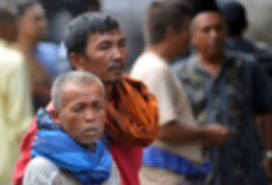 Foto dirilis Kamis (26/9/2019), memperlihatkan calon pembeli mengamati hewan ternak yang akan dibelinya di Pasar Ternak, Sungai Sariak, Padangpariaman, Sumatera Barat. Ada tradisi turun-temurun di Minangkabau yang disebut Marosok, di mana penjual dan pembeli saling meraba menggunakan jari mereka di 