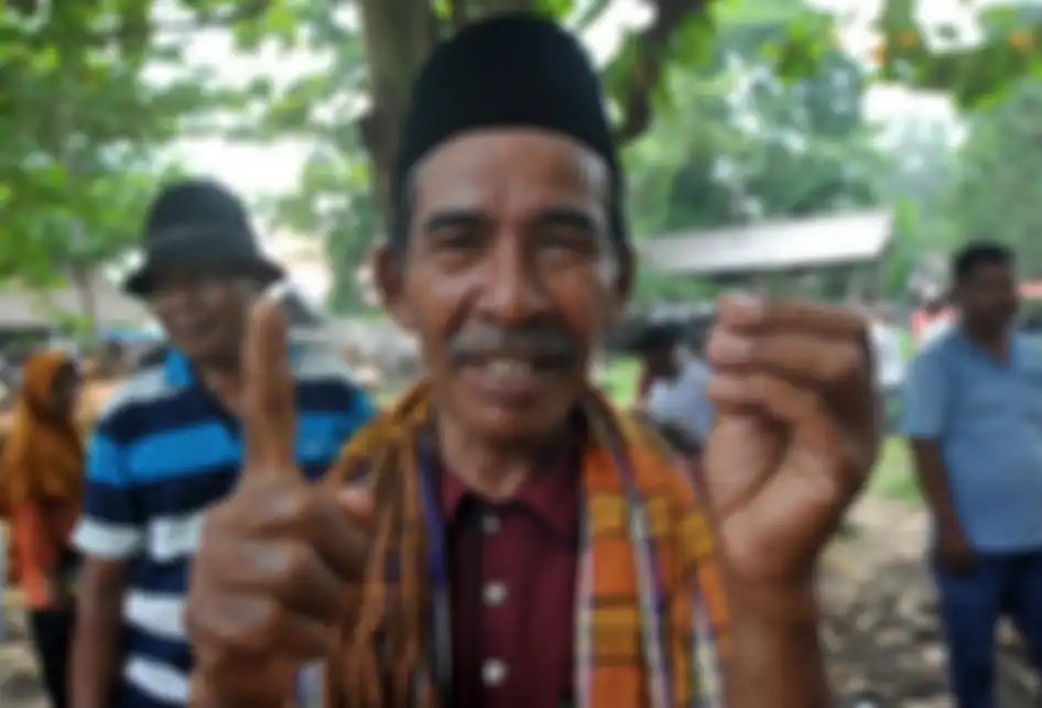 Foto dirilis Kamis (26/9/2019), memperlihatkan penjual hewan ternak menunjukan bahasa isyarat tangan yang artinya Rp15 juta dalam tradisi Marosok di Pasar Ternak, Sungai Sariak, Padangpariaman, Sumatera Barat. Ada tradisi turun-temurun di Minangkabau yang disebut Marosok, di mana penjual dan pembe