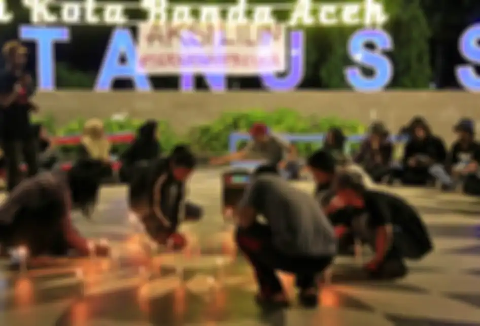 Puluhan mahasiwa di Banda Aceh yang tergabung dalam Korp Barisan Pemuda Aceh (KORP-BPA) melakukan Aksi Lilin Indonesia Berduka di Taman Bustanul Shalatin, pusat kota Banda Aceh, Jumat (27/9/2019) malam. Aksi ini digelar sebagai ungkapan dukacita terhadap rekan mahasiswa dan pelajar yang meninggal 