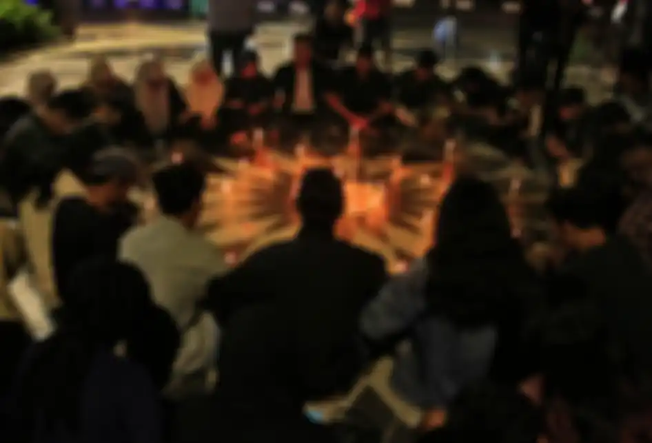 Puluhan mahasiwa di Banda Aceh yang tergabung dalam Korp Barisan Pemuda Aceh (KORP-BPA) melakukan Aksi Lilin Indonesia Berduka di Taman Bustanul Shalatin, pusat kota Banda Aceh, Jumat (27/9/2019) malam. Aksi ini digelar sebagai ungkapan dukacita terhadap rekan mahasiswa dan pelajar yang meninggal 