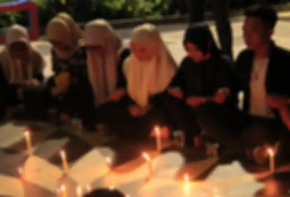 Puluhan mahasiwa di Banda Aceh yang tergabung dalam Korp Barisan Pemuda Aceh (KORP-BPA) melakukan Aksi Lilin Indonesia Berduka di Taman Bustanul Shalatin, pusat kota Banda Aceh, Jumat (27/9/2019) malam. Aksi ini digelar sebagai ungkapan dukacita terhadap rekan mahasiswa dan pelajar yang meninggal 