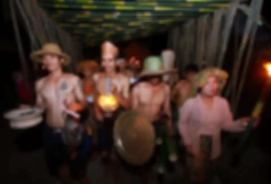 Foto dirilis Rabu (25/9/2019), memperlihatkan masyarakat adat Dayak Deah membawa hasil panen saat Mesiwah Pare Gumboh di Desa Liyu, Kabupaten Balangan, Kalimantan Selatan. Prosesi Mesiwah Pare Gumboh merupakan upacara adat yang dilakukan masyarakat Dayak Deah sebagai perwujudan syukur kepada Tuhan a