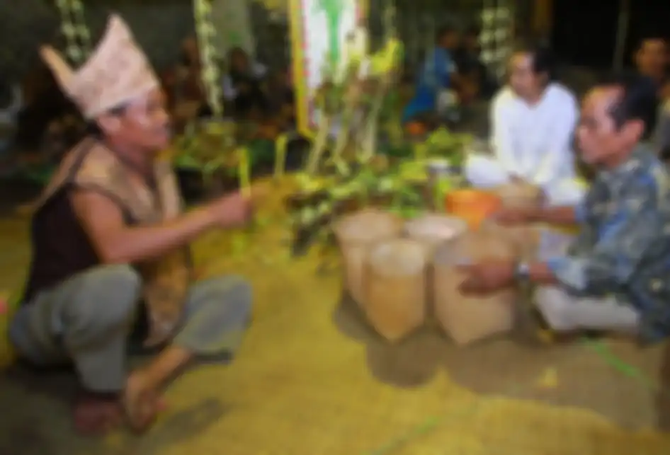Foto dirilis Rabu (25/9/2019), memperlihatkan kepala adat Dayak Deah Liyu Ali Ancin memimpin Batombai (penyelesaian ritual dan permasalahan hingga akhirnya mendapatkan kesepakatan) pada puncak acara Mesiwah Pare Gumboh di Desa Liyu, Kabupaten Balangan, Kalimantan Selatan. Prosesi Mesiwah Pare Gumbo
