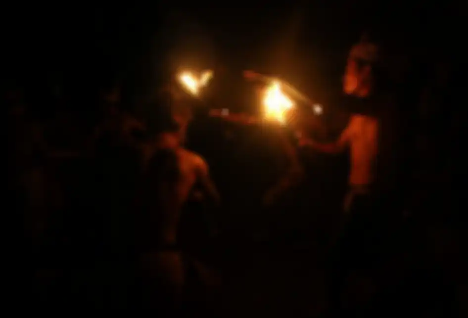 Foto dirilis Rabu (25/9/2019), memperlihatkan masyarakat adat Dayak Deah menampilkan atraksi Mandi Api rangkaian acara Mesiwah Pare Gumboh di Desa Liyu, Kabupaten Balangan, Kalimantan Selatan. Prosesi Mesiwah Pare Gumboh merupakan upacara adat yang dilakukan masyarakat Dayak Deah sebagai perwujudan 