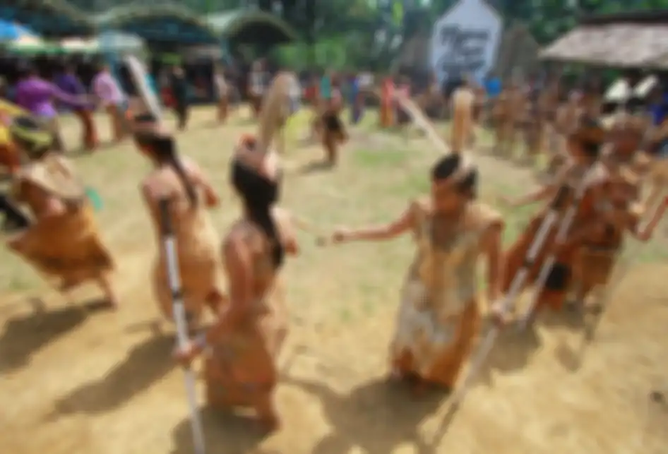 Foto dirilis Rabu (25/9/2019), memperlihatkan warga Dayak Deah menampilkan tari Mesiwah Pare Gumboh di Desa Liyu, Kabupaten Balangan, Kalimantan Selatan. Prosesi Mesiwah Pare Gumboh merupakan upacara adat yang dilakukan masyarakat Dayak Deah sebagai perwujudan syukur kepada Tuhan atas berkah dan kes