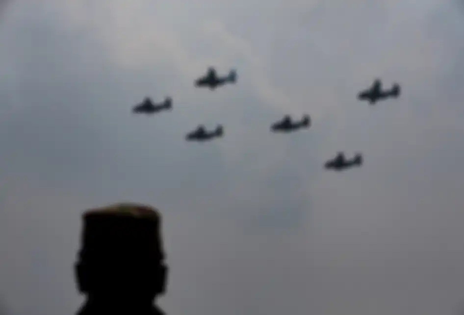 Atraksi pesawat memeriahkan gladi bersih HUT ke-74 TNI di Lanud Halim Perdanakusuma, Jakarta, Kamis (3/10/2019). 