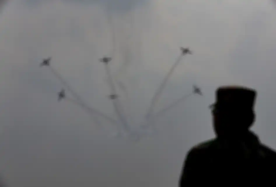 Atraksi pesawat memeriahkan gladi bersih HUT ke-74 TNI di Lanud Halim Perdanakusuma, Jakarta, Kamis (3/10/2019). 