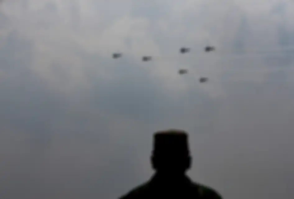 Atraksi pesawat memeriahkan gladi bersih HUT ke-74 TNI di Lanud Halim Perdanakusuma, Jakarta, Kamis (3/10/2019). 