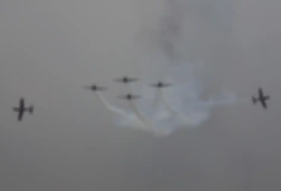 Atraksi pesawat memeriahkan gladi bersih HUT ke-74 TNI di Lanud Halim Perdanakusuma, Jakarta, Kamis (3/10/2019). 