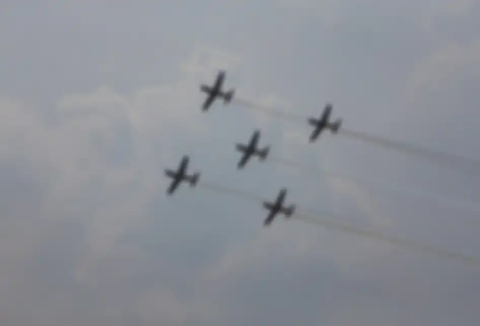 Atraksi pesawat memeriahkan gladi bersih HUT ke-74 TNI di Lanud Halim Perdanakusuma, Jakarta, Kamis (3/10/2019). 