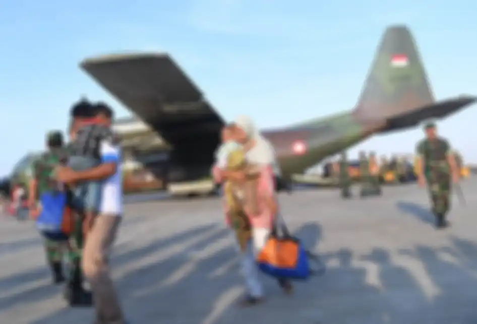 Pengungsi korban konflik di Wamena turun dari pesawat setibanya di Lanud Halim Perdanakusuma, Jakarta, Kamis (3/10/2019). Sebanyak 51 korban konflik di Wamena tersebut dievakuasi dengan menggunakan pesawat hercules C130 milik TNI Angkatan Udara.