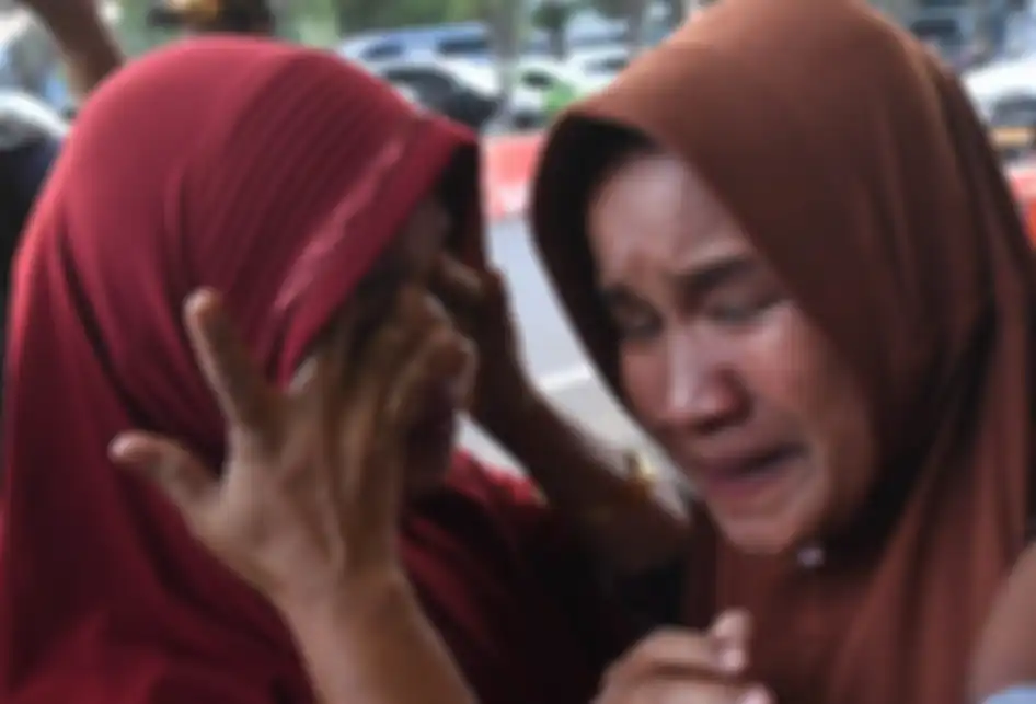 Pengungsi korban konflik di Wamena menangis setibanya di Lanud Halim Perdanakusuma, Jakarta, Kamis (3/10/2019). Sebanyak 51 korban konflik di Wamena tersebut dievakuasi dengan menggunakan pesawat hercules C130 milik TNI Angkatan Udara.