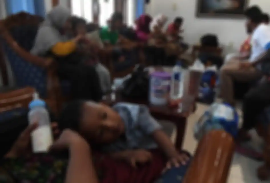 Pengungsi korban konflik di Wamena beristirahat setibanya di Lanud Halim Perdanakusuma, Jakarta, Kamis (3/10/2019). Sebanyak 51 korban konflik di Wamena tersebut dievakuasi dengan menggunakan pesawat hercules C130 milik TNI Angkatan Udara.