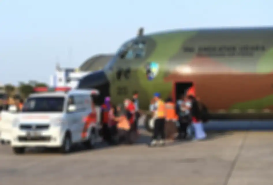 Pengungsi korban konflik di Wamena dievakuasi dengan ambulans setibanya di Lanud Halim Perdanakusuma, Jakarta, Kamis (3/10/2019). Sebanyak 51 korban konflik di Wamena tersebut dievakuasi dengan menggunakan pesawat hercules C130 milik TNI Angkatan Udara.