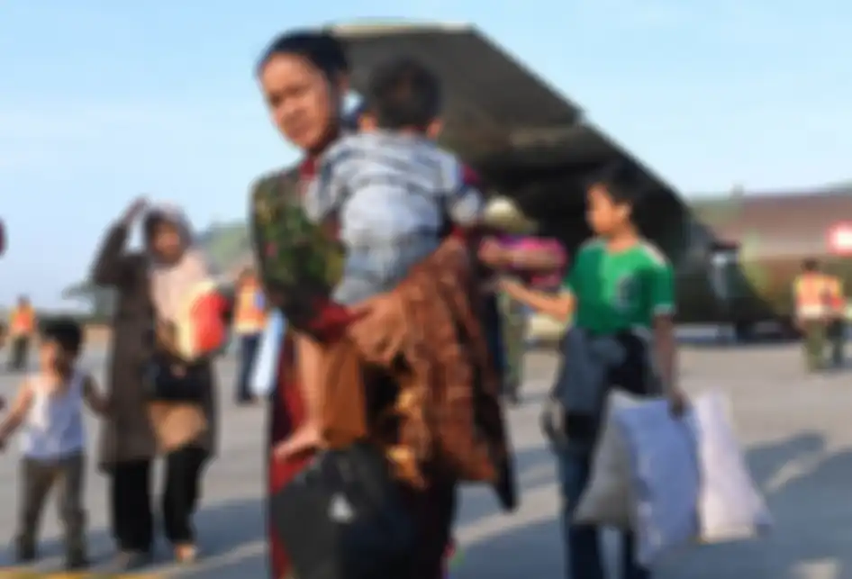 Pengungsi korban konflik di Wamena turun dari pesawat setibanya di Lanud Halim Perdanakusuma, Jakarta, Kamis (3/10/2019). Sebanyak 51 korban konflik di Wamena tersebut dievakuasi dengan menggunakan pesawat hercules C130 milik TNI Angkatan Udara.