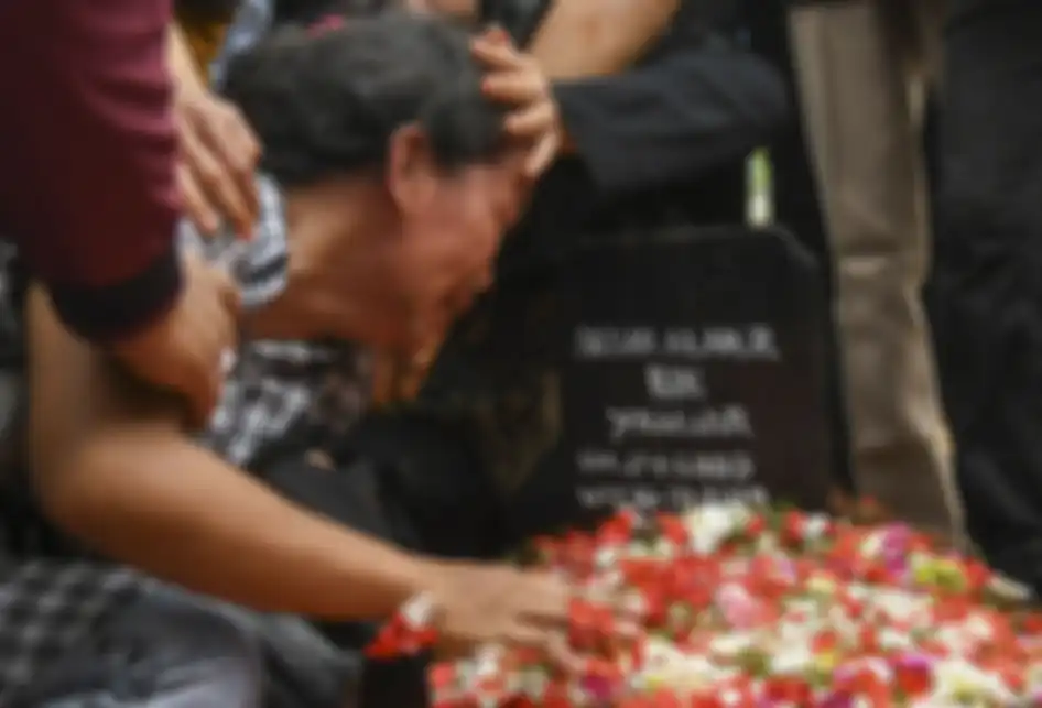Ibu Akbar Alamsyah, Rosminah (kiri) menangis saat prosesi pemakaman korban demo ricuh Akbar Alamsyah di Taman Pemakaman Umum (TPU) kawasan Cipulir, Kebayoran Lama, Jakarta, Jumat (11/10/2019). Korban demo ricuh di DPR Akbar Alamsyah meninggal dunia di RSPAD Gatot Subroto, Kamis (10/10/2019) sekitar 