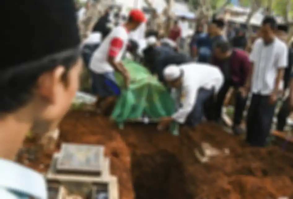 Keluarga dan kerabat menghadiri prosesi pemakaman korban demo ricuh Akbar Alamsyah di Taman Pemakaman Umum (TPU) kawasan Cipulir, Kebayoran Lama, Jakarta, Jumat (11/10/2019). Korban demo ricuh di DPR Akbar Alamsyah meninggal dunia di RSPAD Gatot Subroto, Kamis (10/10/2019) sekitar pukul 17.00 karena
