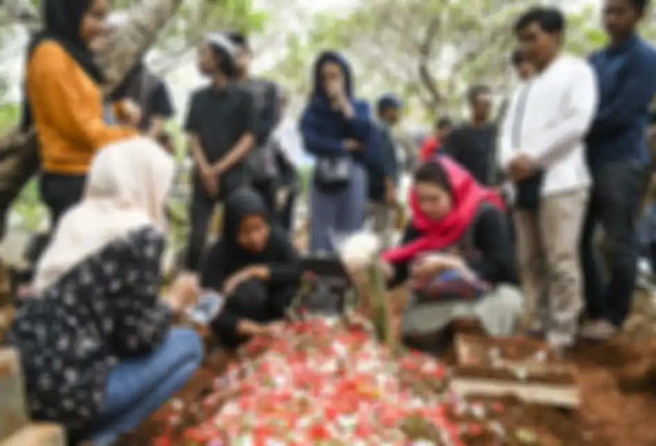 Keluarga dan kerabat menghadiri prosesi pemakaman korban demo ricuh Akbar Alamsyah di Taman Pemakaman Umum (TPU) kawasan Cipulir, Kebayoran Lama, Jakarta, Jumat (11/10/2019). Korban demo ricuh di DPR Akbar Alamsyah meninggal dunia di RSPAD Gatot Subroto, Kamis (10/10/2019) sekitar pukul 17.00 karena