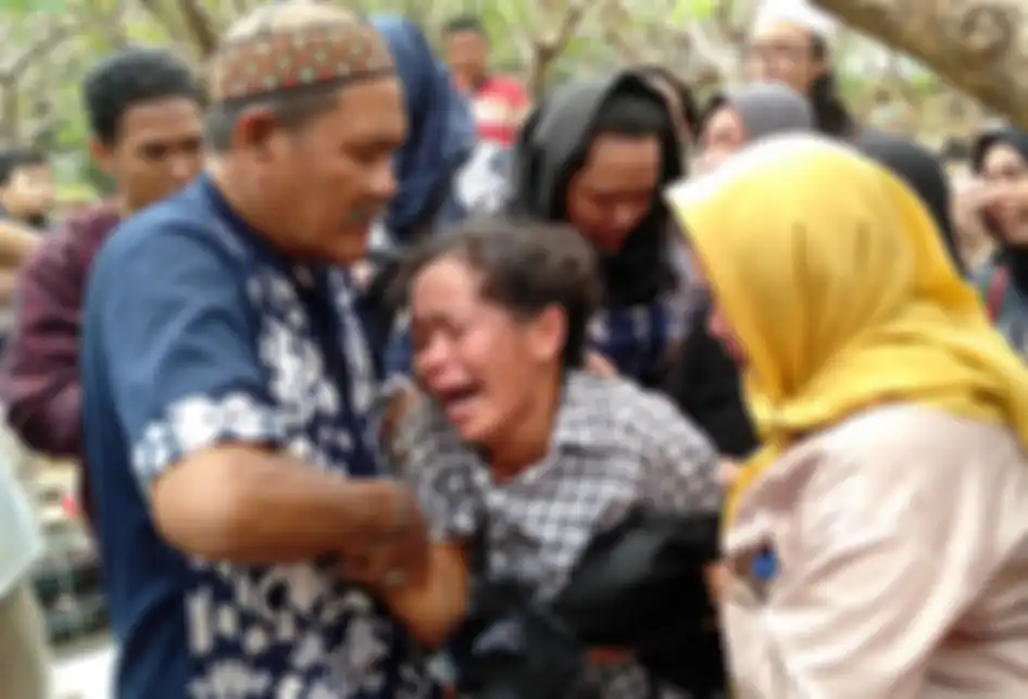 Ibunda Akbar Alamsyah, Rosminah menangis histeris usai menghadiri pemakaman anaknya di makam tanah wakaf Cipulir, Kebayoran Lama, Jakarta Selatan, Jumat (11/10/2019). Korban demo ricuh di DPR Akbar Alamsyah meninggal dunia di RSPAD Gatot Subroto, Kamis (10/10/2019) sekitar pukul 17.00 karena mengala