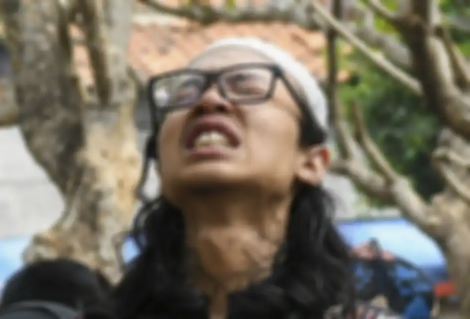 Keluarga Akbar Alamsyah menangis saat menghadiri prosesi pemakaman korban demo ricuh Akbar Alamsyah di Taman Pemakaman Umum (TPU) kawasan Cipulir, Kebayoran Lama, Jakarta, Jumat (11/10/2019). Korban demo ricuh di DPR Akbar Alamsyah meninggal dunia di RSPAD Gatot Subroto, Kamis (10/10/2019) sekitar p