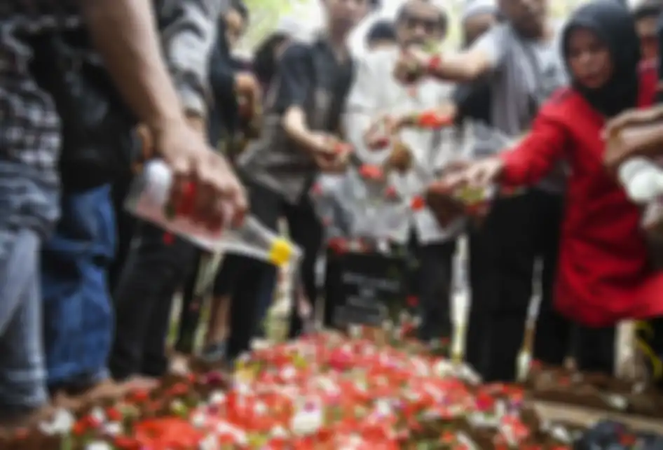 Keluarga dan kerabat menghadiri prosesi pemakaman korban demo ricuh Akbar Alamsyah di Taman Pemakaman Umum (TPU) kawasan Cipulir, Kebayoran Lama, Jakarta, Jumat (11/10/2019). Korban demo ricuh di DPR Akbar Alamsyah meninggal dunia di RSPAD Gatot Subroto, Kamis (10/10/2019) sekitar pukul 17.00 karena