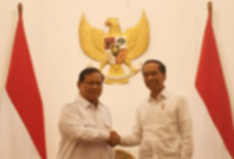 Presiden Joko Widodo (kanan) berjabat tangan dengan Ketua Umum Partai Gerindra Prabowo Subianto (kiri) dalam pertemuan di Istana Merdeka, Jakarta, Jumat (11/10/2019).