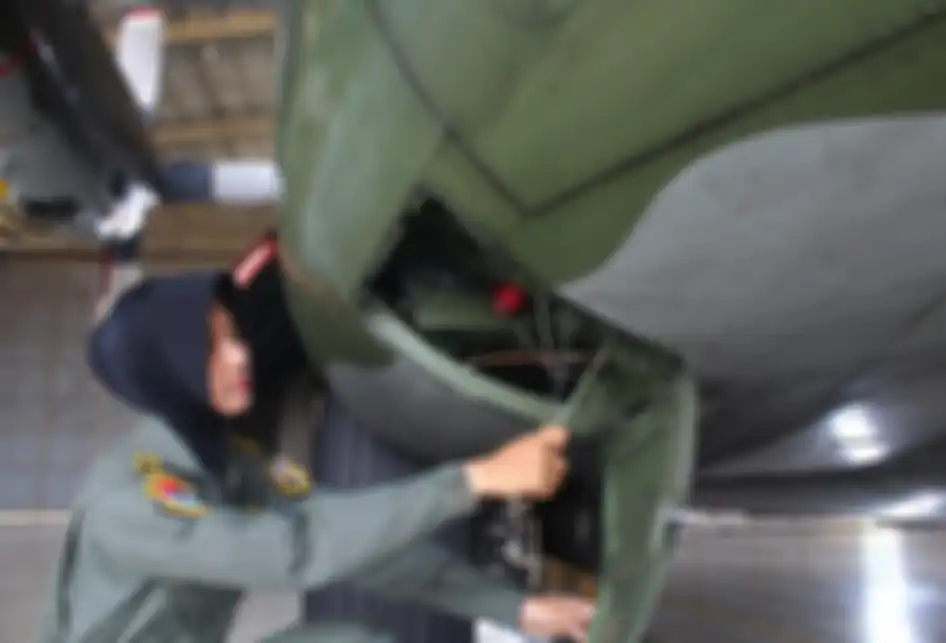 Menjadi seorang wanita tidak menyurutkan Letda Pnb Anisa Amalia Octavia (25) untuk berkarir di TNI Angkatan Udara. 