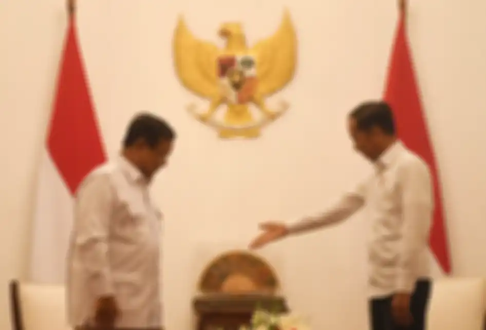 Presiden Joko Widodo (kanan) menyambut kunjungan Ketua Umum Partai Gerindra Prabowo Subianto (kiri) di Istana Merdeka, Jakarta, Jumat (11/10/2019).