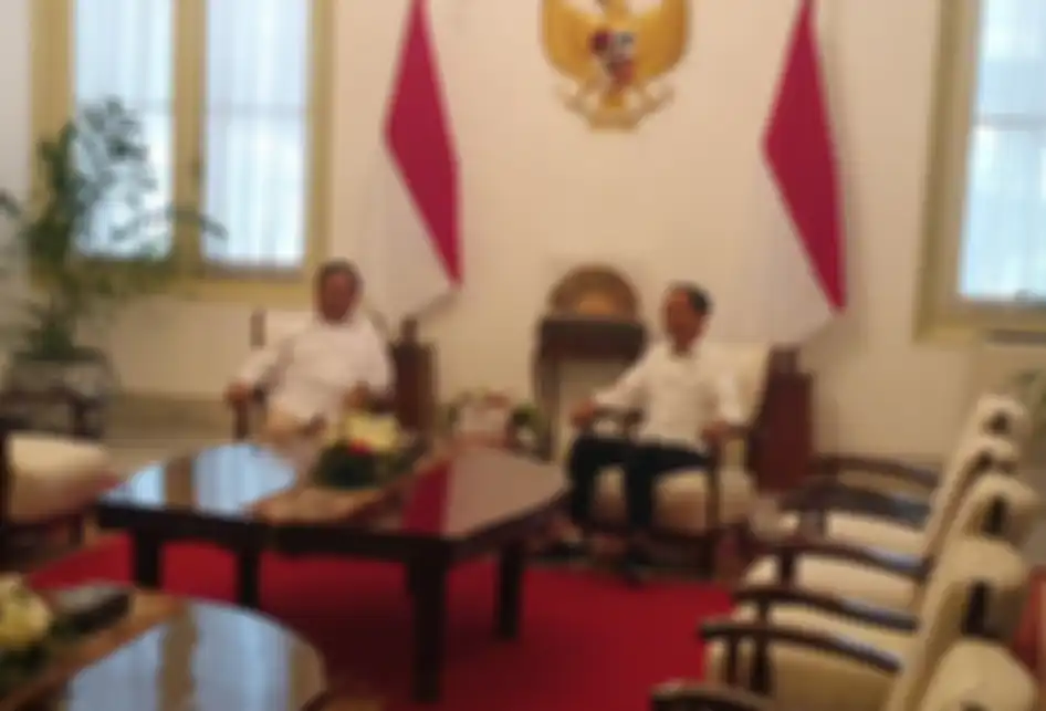 Presiden Joko Widodo (kanan) melakukan pertemuan dengan Ketua Umum Partai Gerindra Prabowo Subianto (kiri) di Istana Merdeka, Jakarta, Jumat (11/10/2019).