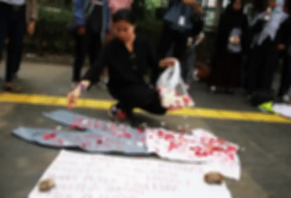 Tabur bunga diatas seragam sekolah SMA dilakukan Solidaritas emak-emak di depan Polda Metro Jaya, Jakarta Selatan, Minggu (13/10/2019). Aksi unjuk rasa merupakan aksi solidaritas atas kekerasan aparat terhadap anak-anak yang melakukan aksi pada 23,24,25 dan 30 September 2019.