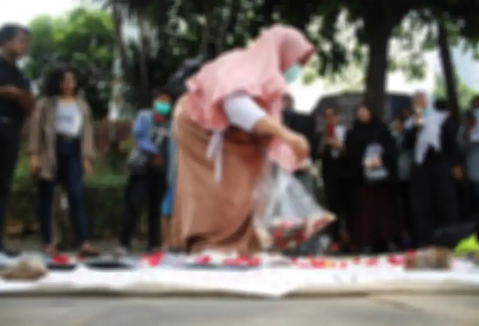 Tabur bunga diatas seragam sekolah SMA dilakukan Solidaritas emak-emak di depan Polda Metro Jaya, Jakarta Selatan, Minggu (13/10/2019). Aksi unjuk rasa merupakan aksi solidaritas atas kekerasan aparat terhadap anak-anak yang melakukan aksi pada 23,24,25 dan 30 September 2019.
