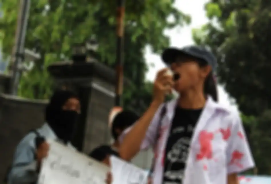 Demonstran yang terdiri dari solidaritas emak-emak berorasi di depan Polda Metro Jaya, Jakarta Selatan, Minggu (13/10/2019). Aksi unjuk rasa merupakan aksi solidaritas atas kekerasan aparat terhadap anak-anak yang melakukan aksi pada 23,24,25 dan 30 September 2019.