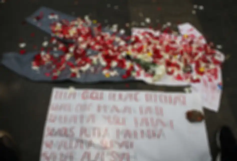 Tabur bunga diatas seragam sekolah SMA dilakukan Solidaritas emak-emak di depan Polda Metro Jaya, Jakarta Selatan, Minggu (13/10/2019). Aksi unjuk rasa merupakan aksi solidaritas atas kekerasan aparat terhadap anak-anak yang melakukan aksi pada 23,24,25 dan 30 September 2019.