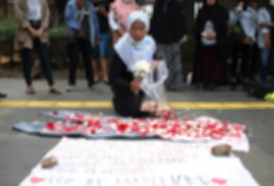 Tabur bunga diatas seragam sekolah SMA dilakukan Solidaritas emak-emak di depan Polda Metro Jaya, Jakarta Selatan, Minggu (13/10/2019). Aksi unjuk rasa merupakan aksi solidaritas atas kekerasan aparat terhadap anak-anak yang melakukan aksi pada 23,24,25 dan 30 September 2019.