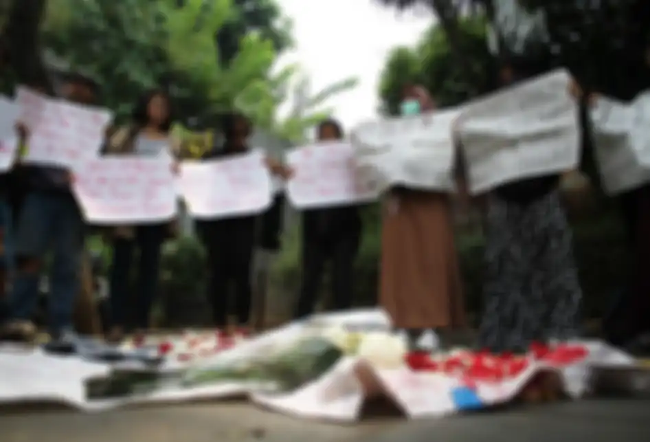 Demonstran yang terdiri dari solidaritas emak-emak membentangkan poster protes di depan Polda Metro Jaya, Jakarta Selatan, Minggu (13/10/2019). Aksi unjuk rasa merupakan aksi solidaritas atas kekerasan aparat terhadap anak-anak yang melakukan aksi pada 23,24,25 dan 30 September 2019.