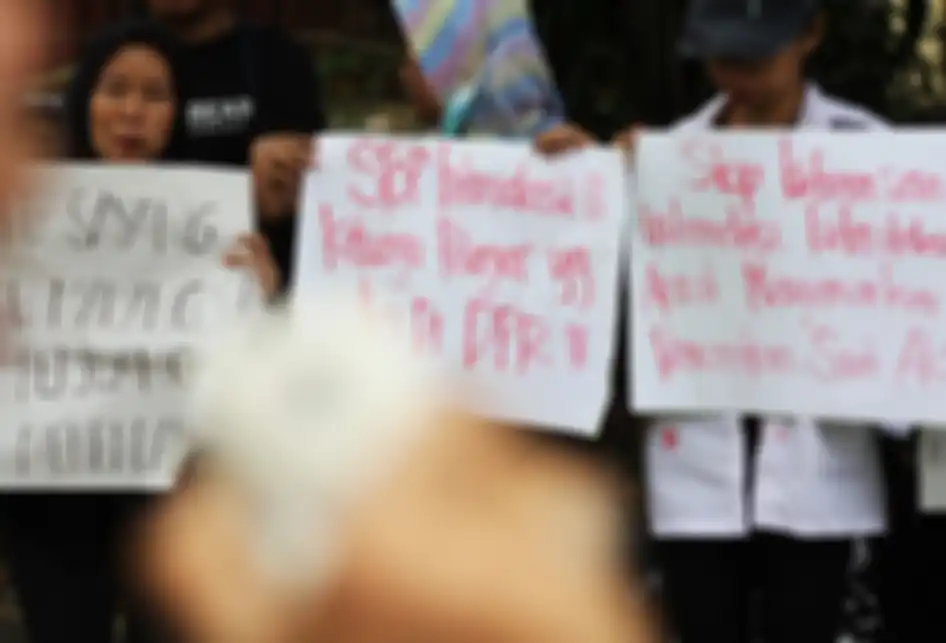 Demonstran yang terdiri dari solidaritas emak-emak membentangkan poster protes di depan Polda Metro Jaya, Jakarta Selatan, Minggu (13/10/2019). Aksi unjuk rasa merupakan aksi solidaritas atas kekerasan aparat terhadap anak-anak yang melakukan aksi pada 23,24,25 dan 30 September 2019.