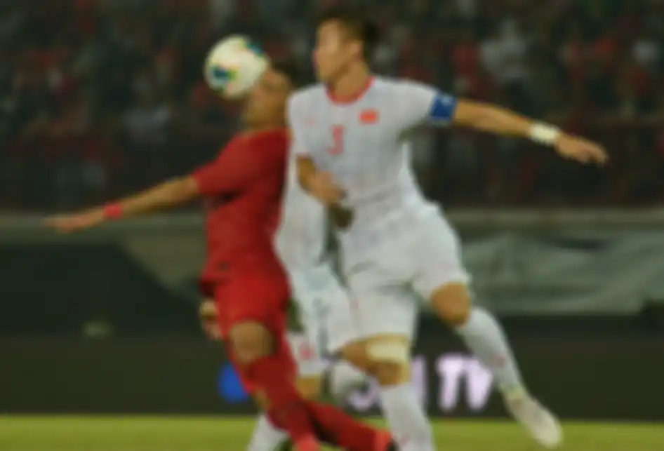 Pesepak bola Timnas Indonesia Alberto Goncalves (kiri) berebut bola dengan  pesepak bola Timnas Vietnam Que Ngoc Hai dalam pertandingan Grup G Kualifikasi Piala Dunia 2022 zona Asia di Stadion I Wayan Dipta, Gianyar, Bali, Selasa (15/10/2019). Indonesia kalah dari Vietnam dengan skor 1-3.
