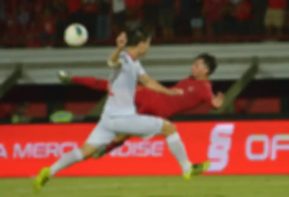 Pesepak bola Timnas Indonesia Stefano Lilipaly (kanan) menendang bola yang dibayangi pesepak bola Timnas Vietnam Duy Manh Do dalam pertandingan Grup G Kualifikasi Piala Dunia 2022 zona Asia di Stadion I Wayan Dipta, Gianyar, Bali, Selasa (15/10/2019). Indonesia kalah dari Vietnam dengan skor 1-3.